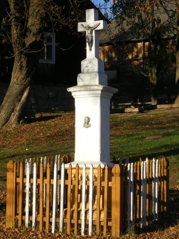 Na posesji Jadwigi i Kazimierza Hycnarów stoi figura Matki Bożej Niepokalanej (betonowy odlew) na ozdobnym