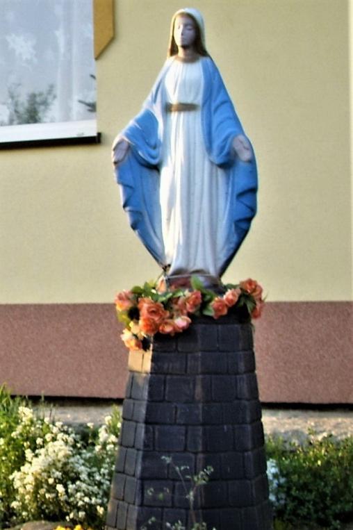 Tuż przy drodze głównej na działce Krystyny i Andrzeja Dudów usytuowany jest kamienny posąg Matki Bożej z Dzieciątkiem na
