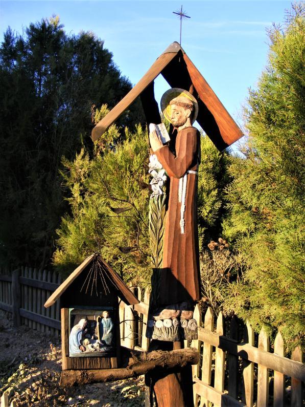 w miejsce poprzedniej zniszczonej, w której umieszczono rzeźby Chrystusa ukrzyżowanego, Matki Boskiej Bolesnej i św. Jana z XIX w.