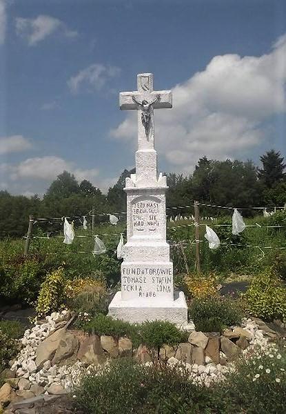 Na posesji Katarzyny i Rafała Mikrutów stoi kamienny krzyż z metalowym wizerunkiem Chrystusa na ogzymsowanym, wielostopniowym postumencie z inskrypcjami:,,jezu nasz