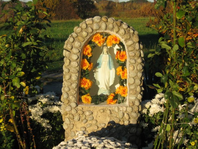 W ogrodzie Beaty i Leszka Faliszków stoi kapliczka zbudowana w formie kamiennej groty, gdzie umieszczono