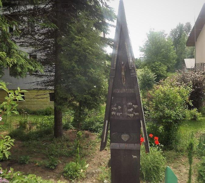 Na posesji państwa Anny i Jana Karasiów postawiono w 1998 r.