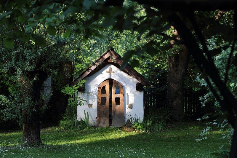 Fundatorami kapliczki byli Jan Karaś i Mieczysław Gogola. Na dole widoczny jest napis:,,jezu ufam Tobie.