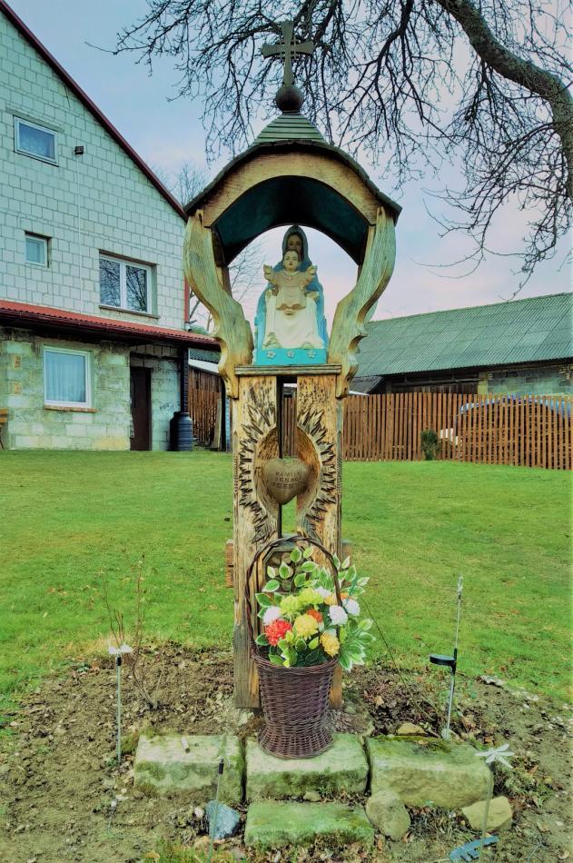 Przy domu Danuty i Alfreda Mikosów posadowiona jest kapliczka z figurą Matki Boskiej z Dzieciątkiem Jezus na kolanach.