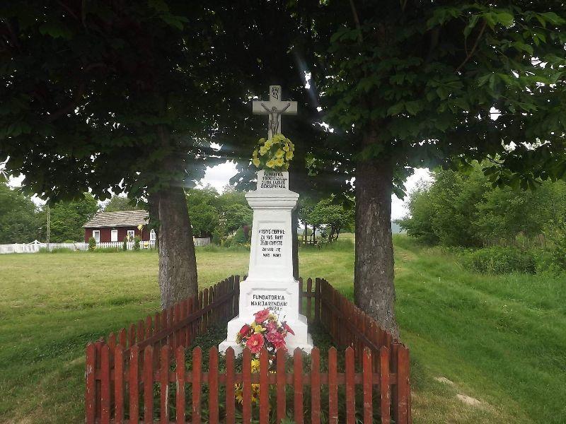Na postumencie napis: Maryjo módl się za nami. Przy samym dole nowa tablica z napisem: Fundatorowie Bronisława i Jakub Godfryd 1907 r. Odnowiono w 2017 r.