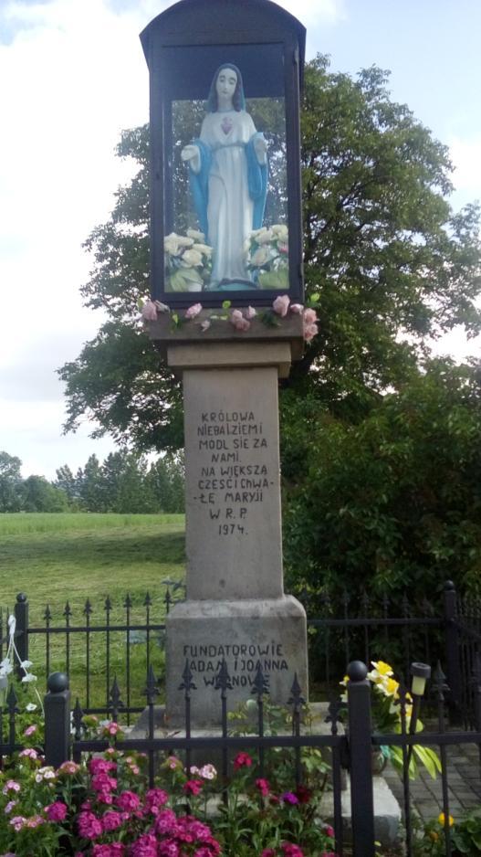 Właścicielami kapliczki są Stanisław i Anna Rąpałowie. Na kamiennym wielostopniowym postumencie stoi gipsowa figura Serca Najświętszej Maryi Panny w oszklonej metalowej gablocie.