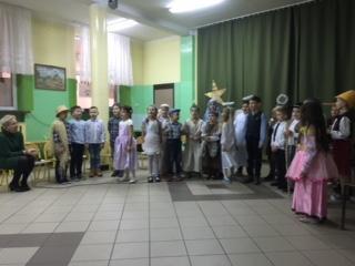 Występ spotkał się z bardzo ciepłym przyjęciem zaproszonych gości, którzy razem z uczniami zaśpiewali