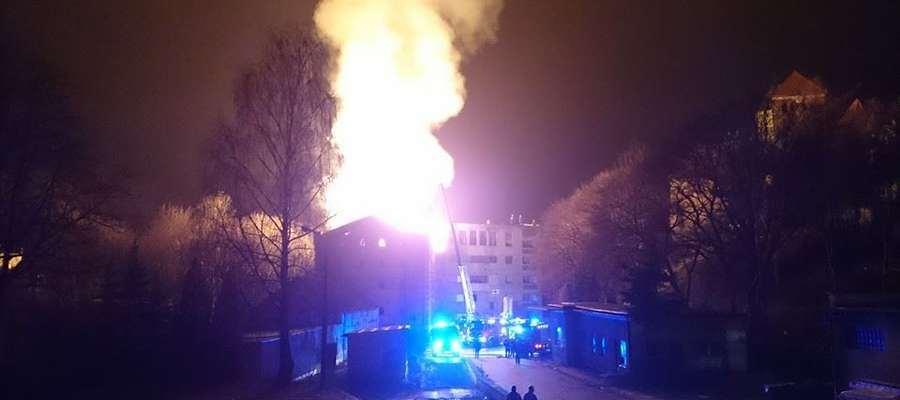 Portal Warmii i Mazur, Kętrzyn.wm.pl 31. 03. 2016 r. Młyn w ogniu. Pożar strawił zabytkowy budynek Autor zdjęcia: OSP Korsze Późnym wieczorem w ogniu stanął zabytkowy młyn przy ul.