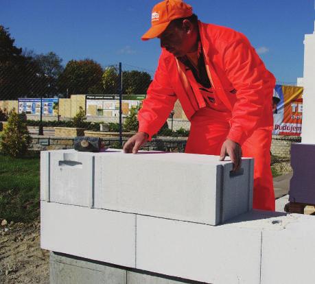 Murowanie kolejnych warstw zawsze rozpoczynamy Przed rozpoczęciem murowania należy wyrównać górną powierzchnię każdej poprzednio wymurowanej warstwy bloczków.