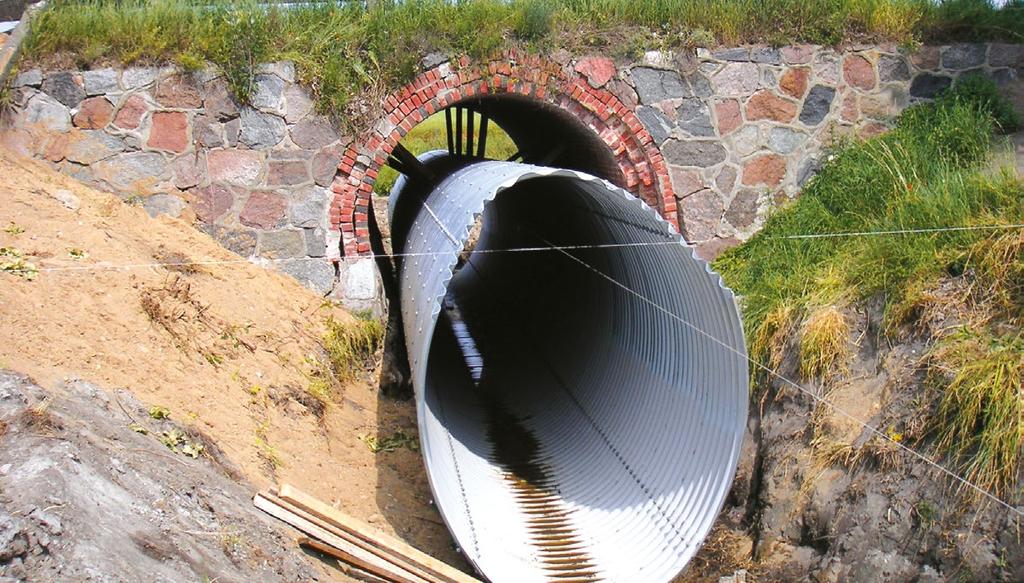 MultiPlate MP200 KONSTRUKCJE PODATNE Z BLACHY FALISTEJ Wzmacnianie istniejących obiektów Konstrukcje MultiPlate MP200 stosuje się również do wzmacniania istniejących obiektów za pomocą tzw.