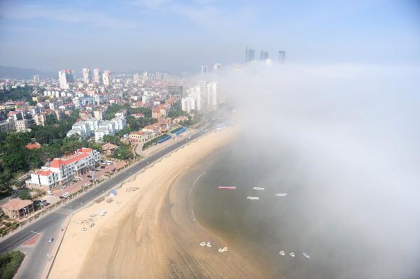 wynikającymi z globalnej cyrkulacji atmosferycznej oraz