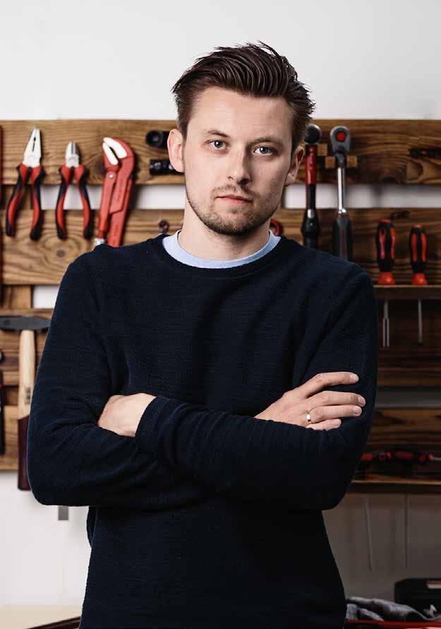 TOOL HERO STORY ALE POPROSZĘ Z GWIAZDĄ Bartosch, zwany Toschi jest żonaty, jest ojcem i z zamiłowania dealerem samochodowym.