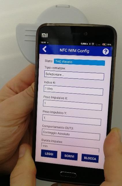 Na tym zdjęciu antena NFC w smartfonie znajduje się z tyłu i w górnej części urządzenia. Uwaga: w urządzeniach z systemem Android zintegrowana antena (moduł) NFC znajduje się w wyznaczonych miejscach.