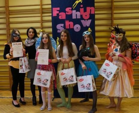 Fashion Show Dnia 9 lutego w Szkole Podstawowej nr 22 odbył się konkurs, w którym uczniowie mieli zaprezentować stworzone przez siebie stroje oraz opisać je w języku angielskim, naszą szkołę w tym