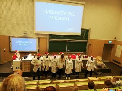 SPRAWY STUDENCKIE KOŁO NAUKOWE CHEMIKÓW 5 grudnia w ICh KNCh zorganizowało Smerfastyczne Mikołajki. Członkowie Koła wraz z opiekunem dr hab. Agnieszką Z.