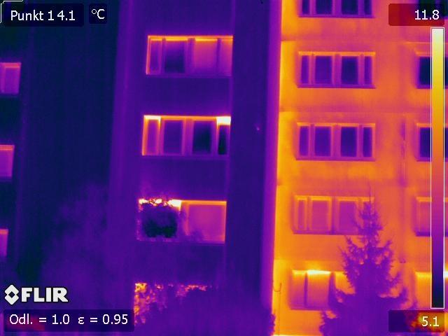 Zdjęcie wykonane kamerą termowizyjną i aparatem fotograficznym.
