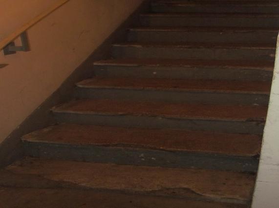 uszkodzenia stopni schodów, wykruszenia ścian przy schodach lub zniszczenia balustrad (rys. 7)