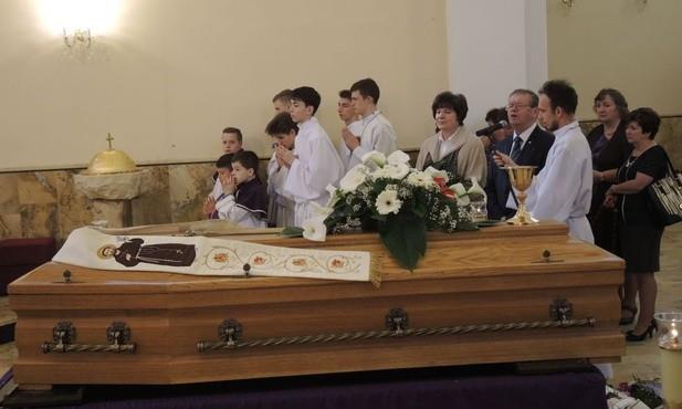 Przedstawiciele rady parafialnej z Wapienicy żegnali swojego długoletniego proboszcza - Urszula Rogólska /Foto Gość/ Śp. ks.