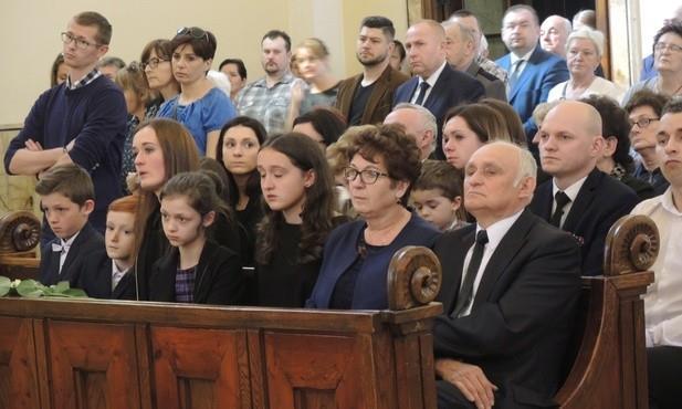 Najbliżsi również żegnali emerytowanego proboszcza z Wapienicy Urszula Rogólska /Foto Gość/ Ks. Józef Śliż pochodził z Iskrzyczyna.