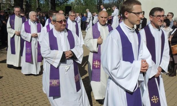 Kapłani z całej diecezji odprowadzali na wapienicki cmentarz śp. ks. Józefa Śliża - Urszula Rogólska /Foto Gość/ Ks. Ryszka przybliżył postać ks. Śliża w wielu wymiarach jego kapłaństwa.