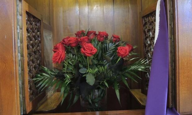 Róże pojawiły się w konfesjonale, w którym zazwyczaj spowiadał ks. prałat Józef Śliż - Urszula Rogólska /Foto Gość/ Konfesjonał, który w dniu pogrzebu zdobił duży bukiet czerwonych róż, był dla ks.