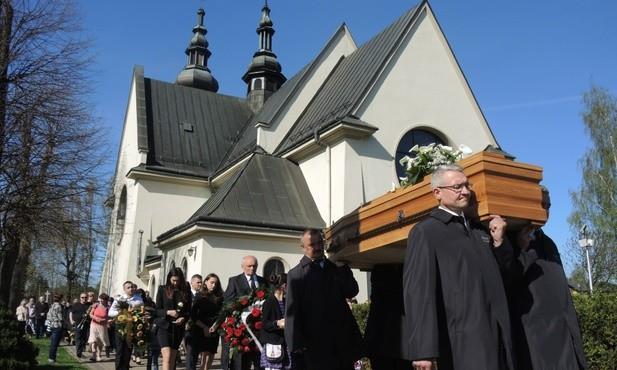 - Pamiętam jak na moje prymicje w 1974 roku, ks. proboszcz Józef ufundował krzyż przechodni, przy którym o następne powołane z parafii modlił się najmłodszy kapłan rodem z Wapienicy.