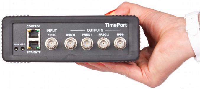 Dodatkowo wbudowana bateria sprawia, że TimePort jest w pełni mobilny. Odbiornik GPS zintegrowany z zegarem atomowym - mobilny (CSAC) Chronos Timeport.