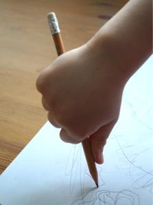 W czy należałoby dopasować inną, mniej ingerującą w ułożenie palców. Dbając o komfort pisania dziecka należy również zwrócić uwagę na nacisk ręki podczas pisania.