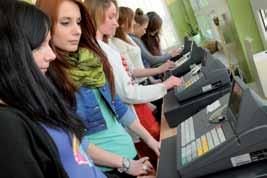 Dążąc do utrzymania wysokiego poziomu kształcenia zawodowego wspieramy bazę dydaktyczną.