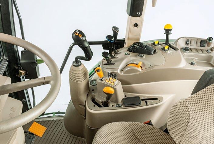 Płynność funkcji wysprzęglania AutoClutch nie ma potrzeby naciskania sprzęgła przy zatrzymywaniu i wydajność hamulców ze wspomaganiem czynią ciągniki 6RC idealnymi do pracy z ładowaczem czołowym i