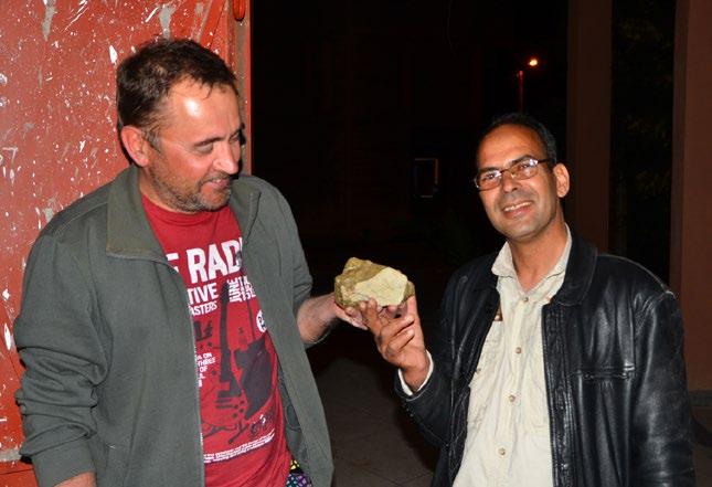Trzeba naprawdę zacisnąć zęby i z kamienną twarzą obserwować, jak są przechowywane i traktowane meteoryty w Maroku.