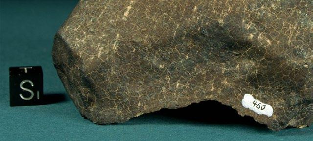O meteorytowej skorupie obtopieniowej Svend Buhl Skorupa obtopieniowa na meteorytach jest przedmiotem zainteresowania, odkąd kamienie spadające z nieba są znane ludzkości.