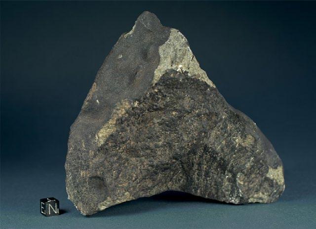 Kolor Kolor skorupy obtopieniowej na meteorytach kamiennych jest na ogół czarny.