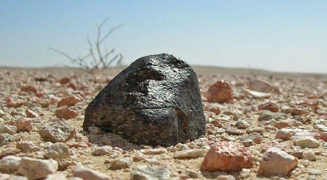 Jak pokazał Ramdohr (1967), szczególnie podatna na łuszczenie się jest cienka, magnetytowa skorupa meteorytów żelaznych.