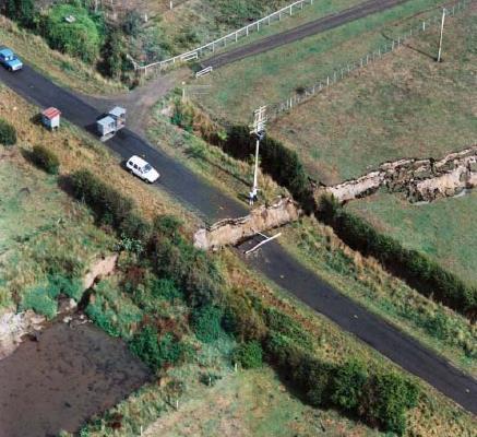IX Panika. Słabe budynki murowane ulegają zniszczeniu, inne uszkodzeniu. Uszkodzenie rurociągów, zbiorników wodnych. Przesunięcia w miękkim gruncie, niewielkie szczeliny.