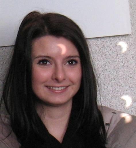 Kasia Filipecka (z lewej) i Ania Majtyka (z prawej), studentki fizyki w AJD, radośnie uczestniczą w