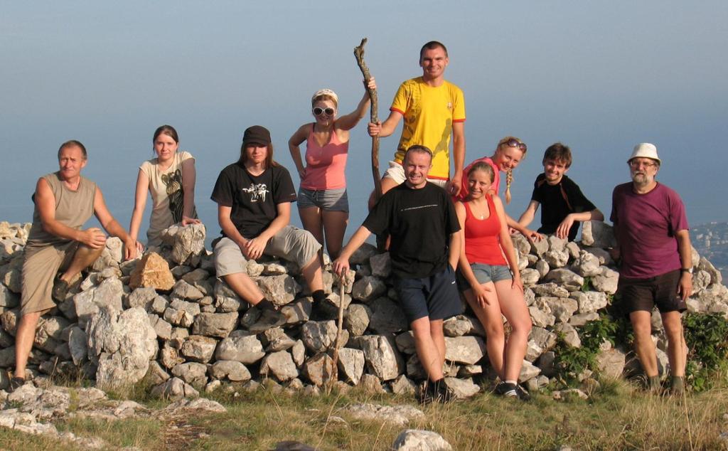 Krymska przygoda Od lewej: Bogdan Wszołek, Paulina Kaczmarek, Mateusz Baziński, Monika Marcinkowska z Tomaszem Nowakiem, Mateusz Wróbel, Anna Majtyka, Beata Grzejszczak, Tomasz Kazimierczak oraz