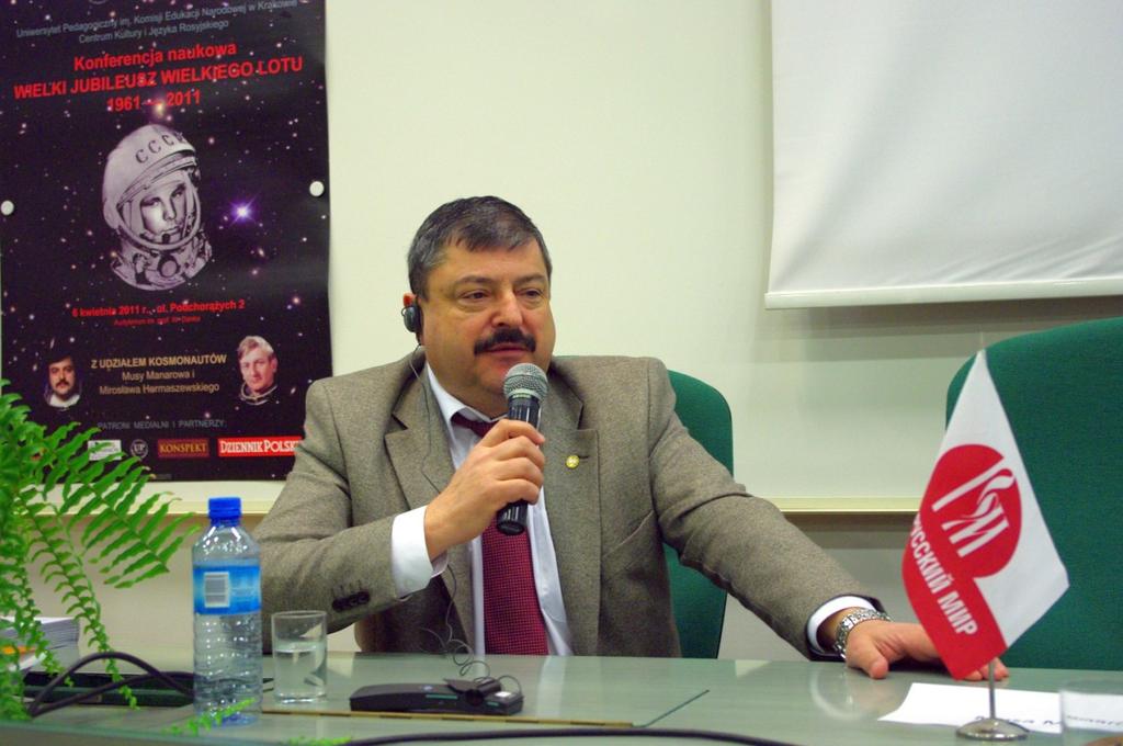 Jubileusz gagarinowski w Krakowie Jacek Kruk Uniwersytet Pedagogiczny w Krakowie W roku 2011 przypadała 50-ta rocznica pierwszego lotu kosmicznego człowieka.