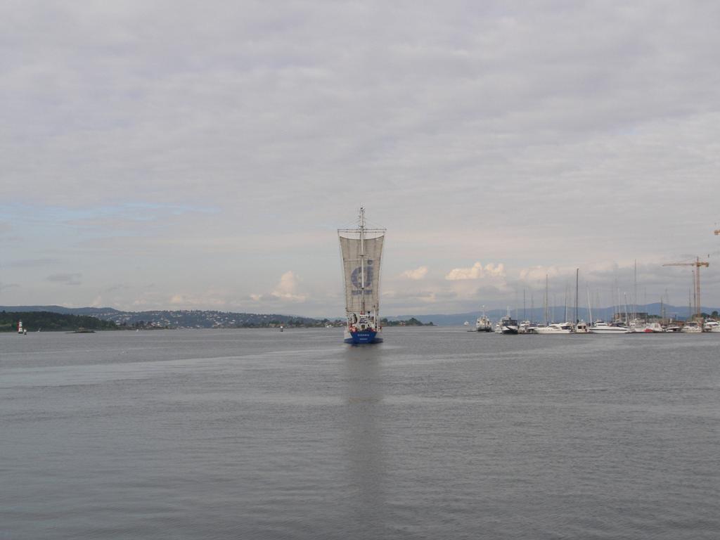 Rejsy naukowo-badawcze na s/y Oceania W roku 2010 odbyło się 11 rejsów naukowo-badawczych Łączna liczba dni Oceanii w morzu - 159 Uczestnicy rejsów w