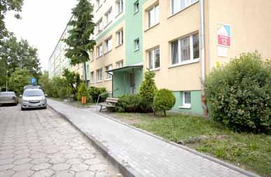 Utwardzono teren kostką brukową przy budynkach: Dąbrowskiego 51, Ostatniej 10 i Ostatniej 12. Pomalowano klatki schodowe i zejścia do piwnic w budynkach przy ul. Brackiej 15/19 i Bugaj 52/54.