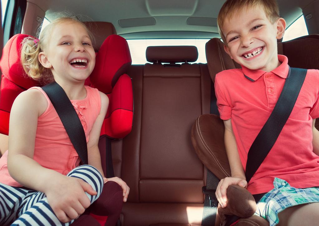 DZIECKO W SAMOCHODZIE Jadąc do szkoły samochodem należy pamiętać, że: dziecko zawsze musi mieć zapięte pasy bezpieczeństwa; dzieci, które mają mniej niż 150 cm wzrostu