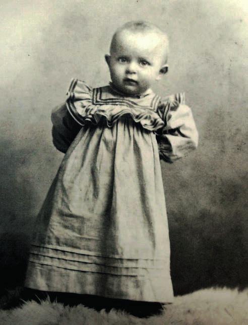 2 Na imię mam Karol Edmund Wojtyła, brat Karola Wojtyły jr, przed 1932 r., Fot. Archiwum Kurii Metropolitarnej w Krakowie Karol Wojtyła jr, ok. 1921 r., Fot. Archivi Farabola/East News 3 urodziłem się [18 maja 1920 r.