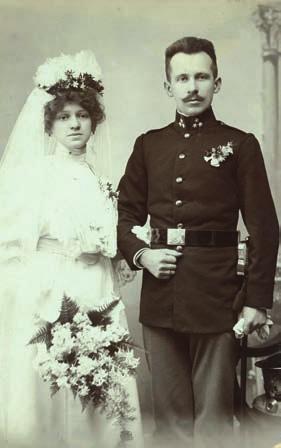 Wtedy się urodziłem i wtedy mnie ochrzczono tym ( ) imieniem, które niosę ze sobą przez całe życie Na imię mam Karol.
