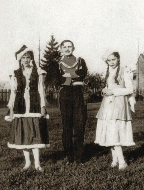 6 Ja również, tak jak wy dzisiaj, miałem kiedyś 20 lat Karol Wojtyła jako książę Józef w przedstawieniu Ułani księcia Józefa.