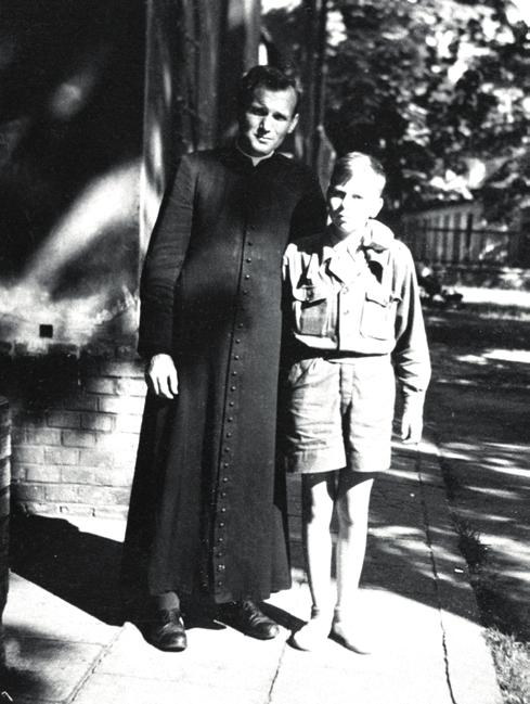 10 Po raz pierwszy znalazłem się poza granicami Ojczyzny Karol Wojtyła z ministrantem przed wikarówką parafii św. Floriana w Krakowie, 1951 r., Fot.