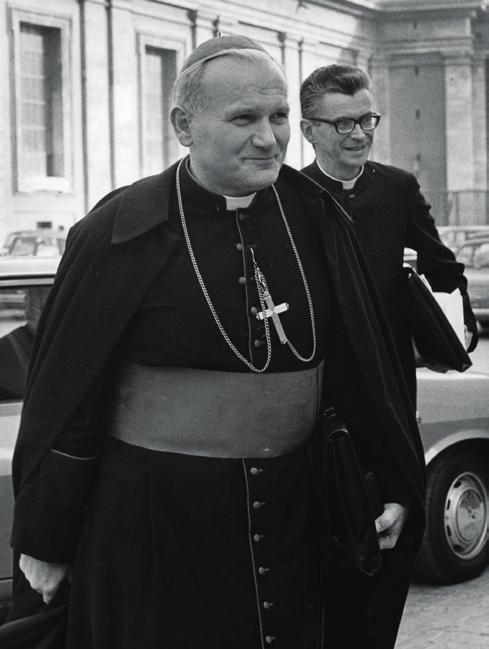 14 15 Kardynał Karol Wojtyła z ks. Franciszkiem Macharskim podczas sesji Synodu Biskupów w Watykanie, październik 1971 r., Fot. AP Images/East News Dnia 30 grudnia 1963 r.