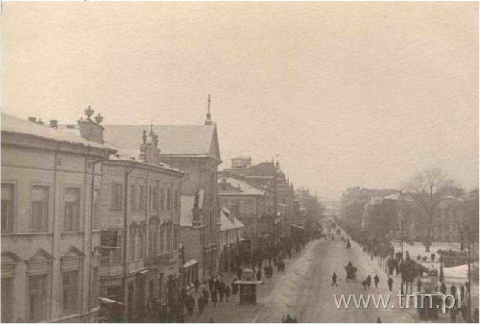 Lata 30. XX w. poprzednie 2/9 następne Fot. Stanisław Magierski Kolejne zdjęcie zostało zrobione ok. 1930 r. Przedstawia Krakowskie Przedmieście, widok w stronę placu Litewskiego i oczywiście Baobab.