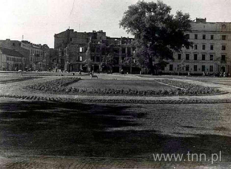 Lata 30. XX w. poprzednie 5/9 następne Materiały Ośrodka Brama Grodzka - Teatr NN Na zdjęciu (orientacyjna data to 1940 r.): budowa skweru na pi. Litewskim.