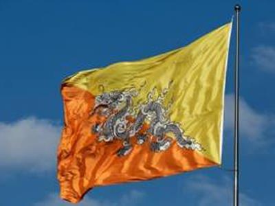 tego królestwa. W centrum pola flagi umieszczony jest wizerunek bezskrzydłowego smoka białej barwy symbolizującej czystość i uczciwość.