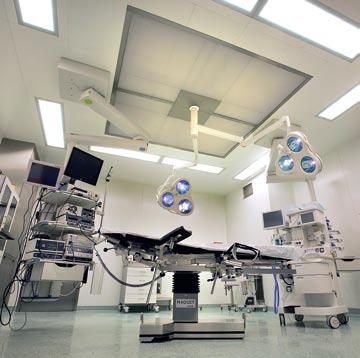 Zalety stropu laminarnego CMSL Climamedic r Poziome usytuowanie filtrów HEPA bezpośrednio nad polem operacyjnym, zapewniające niższe opory przepływu filtrów HEPA, niż w przypadku zastosowania filtrów